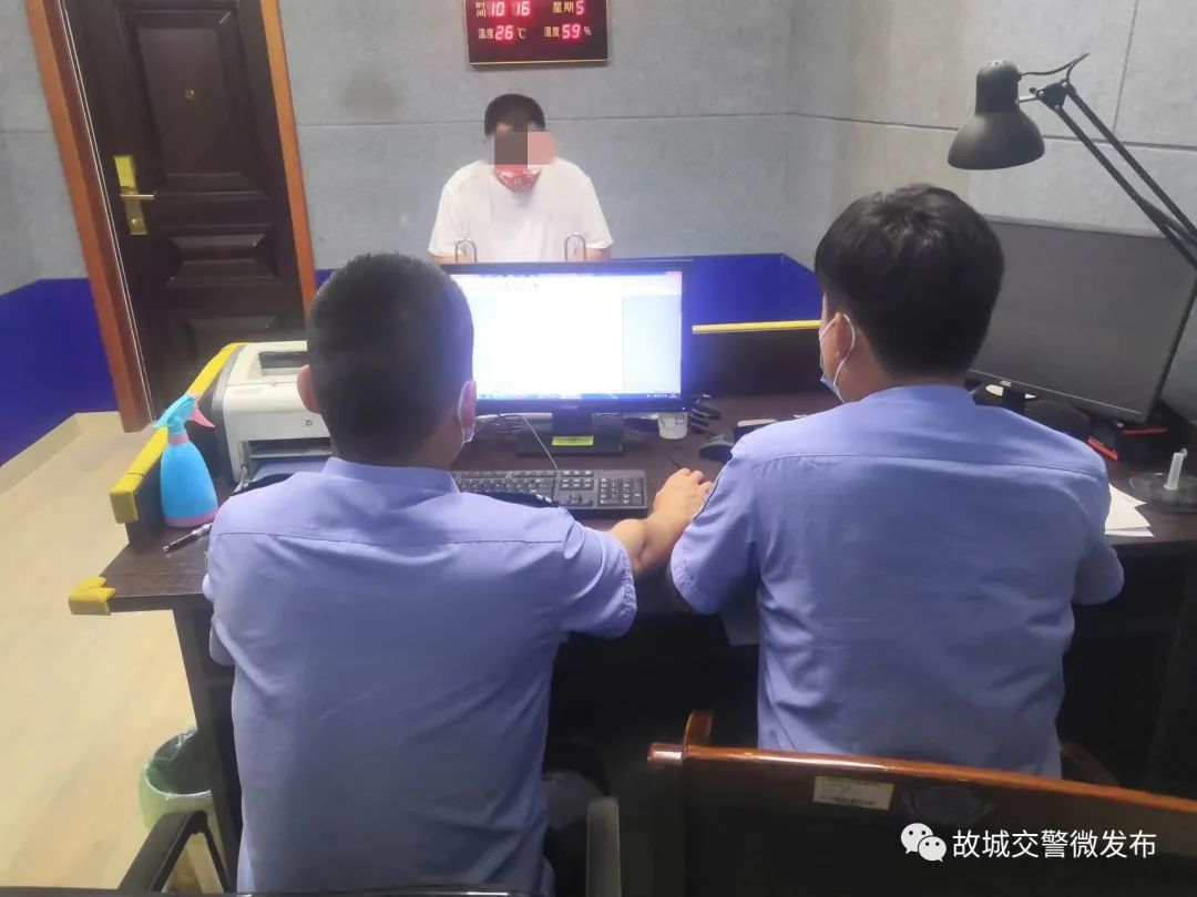 “黑校車”擠了16個學生，司機、老板被刑事立案偵查 | 夏季整治百日行動