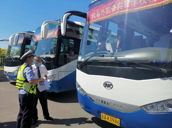 長春南關交警開展校車安全檢查 為學生撐起“安全傘”