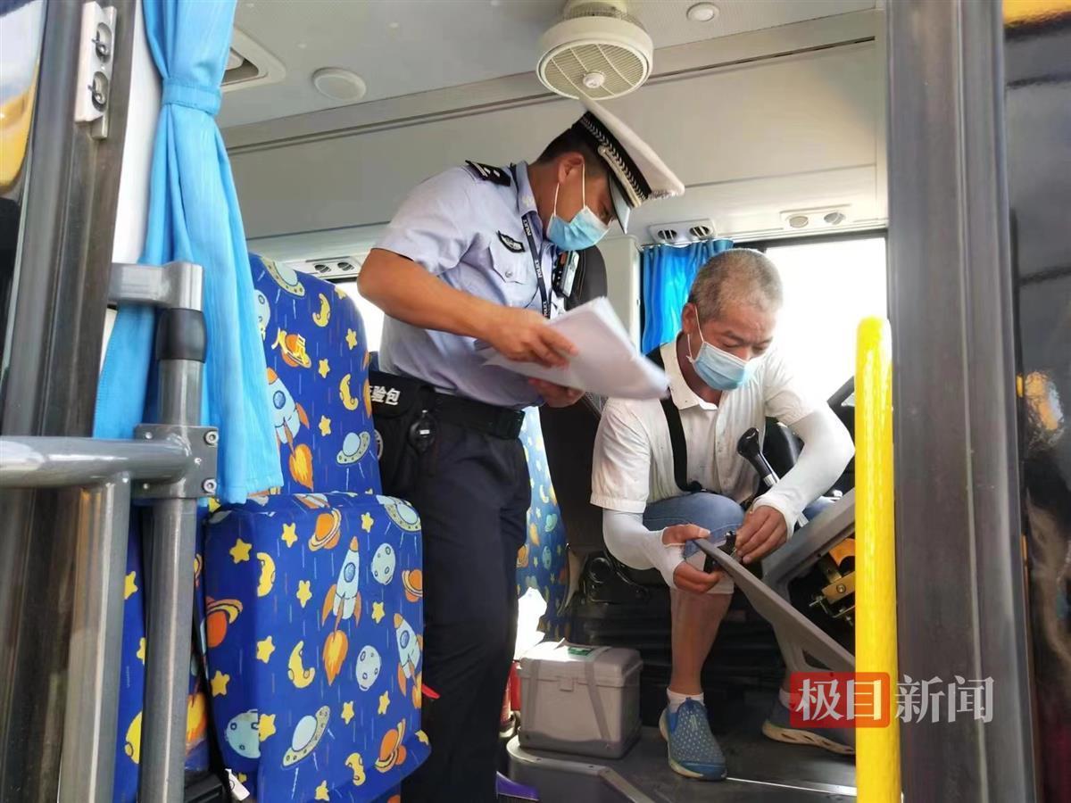 開學季校車“大體檢”,赤壁交警為學生安全護航 開學季校車“大體檢”,赤壁交警為學生安全護航