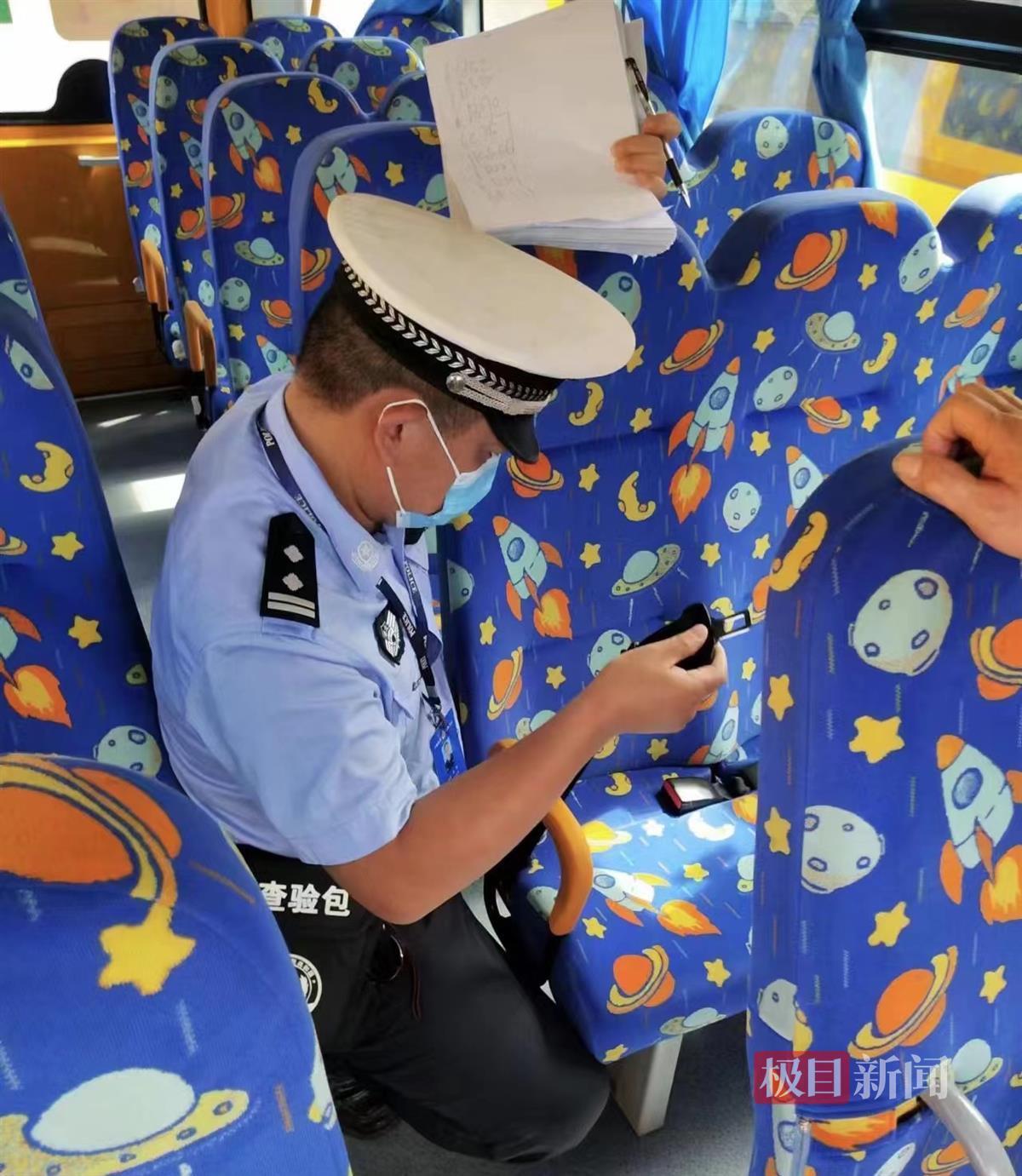 開學季校車“大體檢”,赤壁交警為學生安全護航 開學季校車“大體檢”,赤壁交警為學生安全護航
