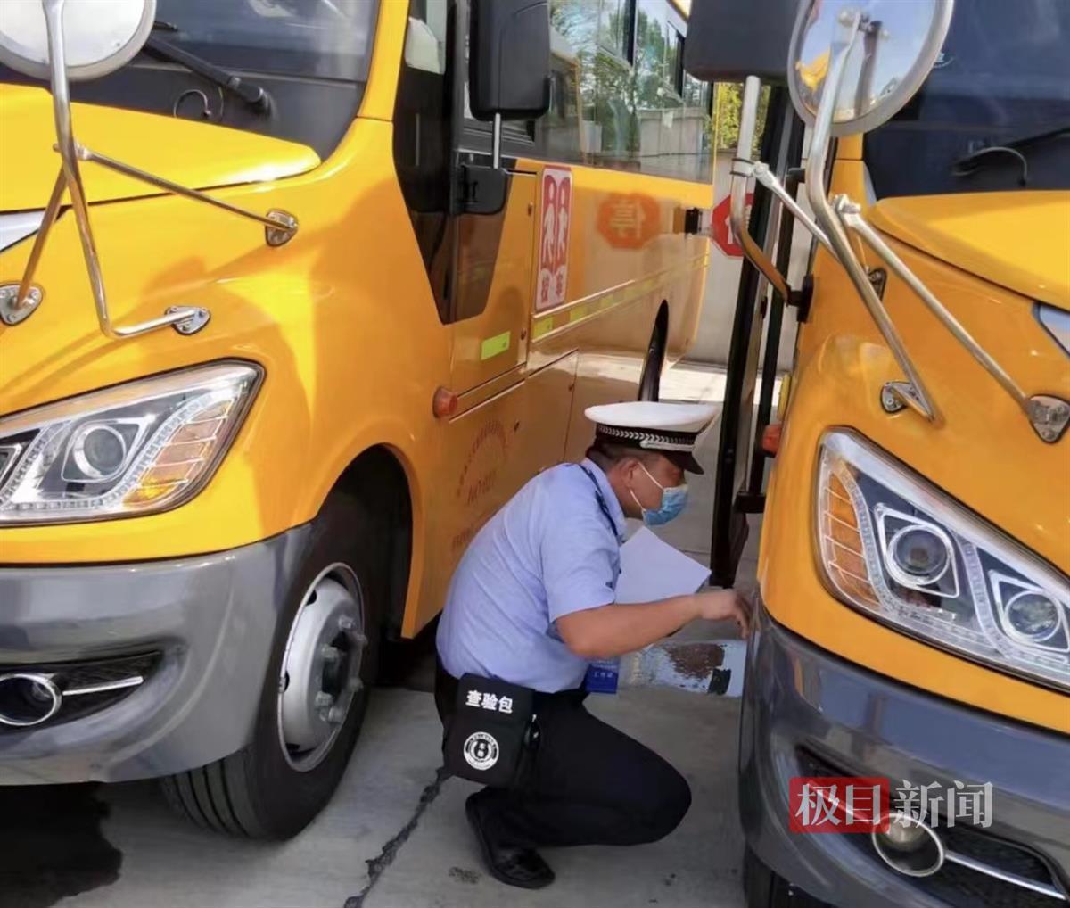 開學季校車“大體檢”,赤壁交警為學生安全護航 開學季校車“大體檢”,赤壁交警為學生安全護航