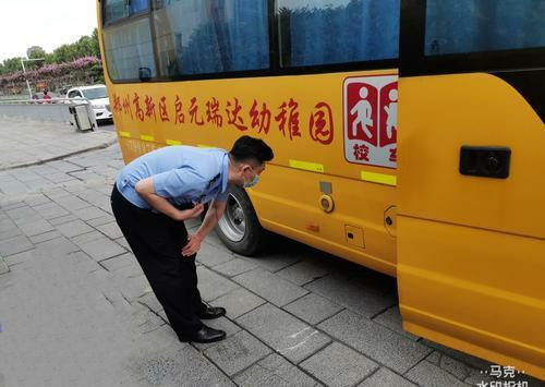 鄭州交警檢查校車 平安迎接開學(xué)季