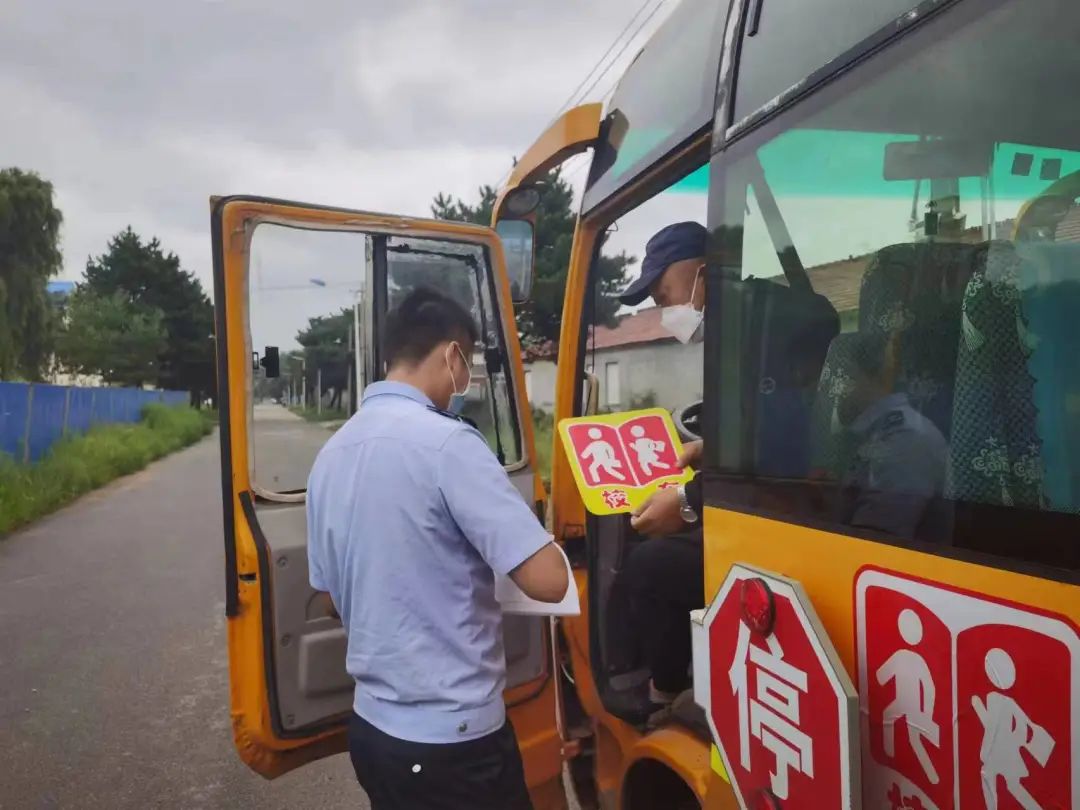護航開學(xué)季 | 經(jīng)開大隊開展校車安全大檢查 護航開學(xué)季 | 經(jīng)開大隊開展校車安全大檢查