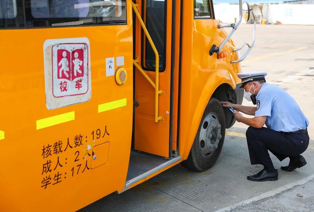 周邊道路“微改造”、校車校舍“做體檢”，松江警方全面護(hù)航“開學(xué)季”