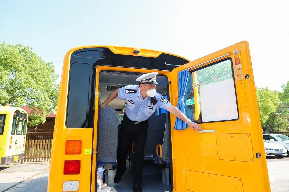 周邊道路“微改造”、校車校舍“做體檢”，松江警方全面護(hù)航“開學(xué)季”
