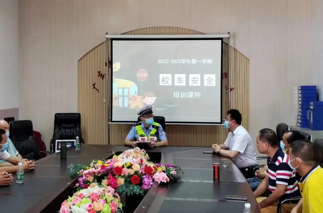 佛山交警為校車“體檢”迎開學！