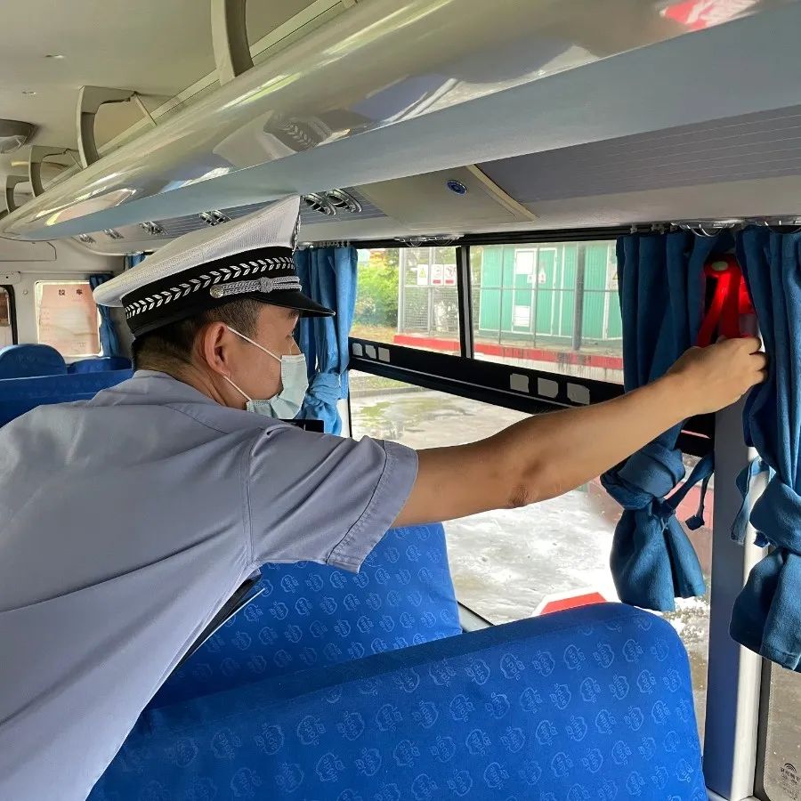 佛山交警為校車“體檢”迎開學！