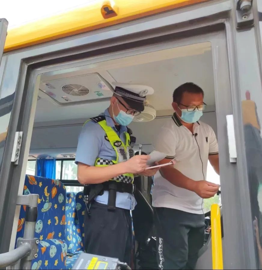 佛山交警為校車“體檢”迎開學！