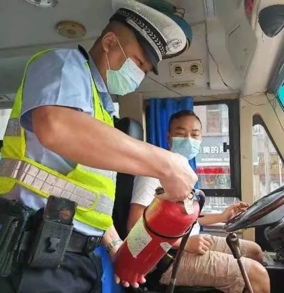 佛山交警為校車“體檢”迎開學！