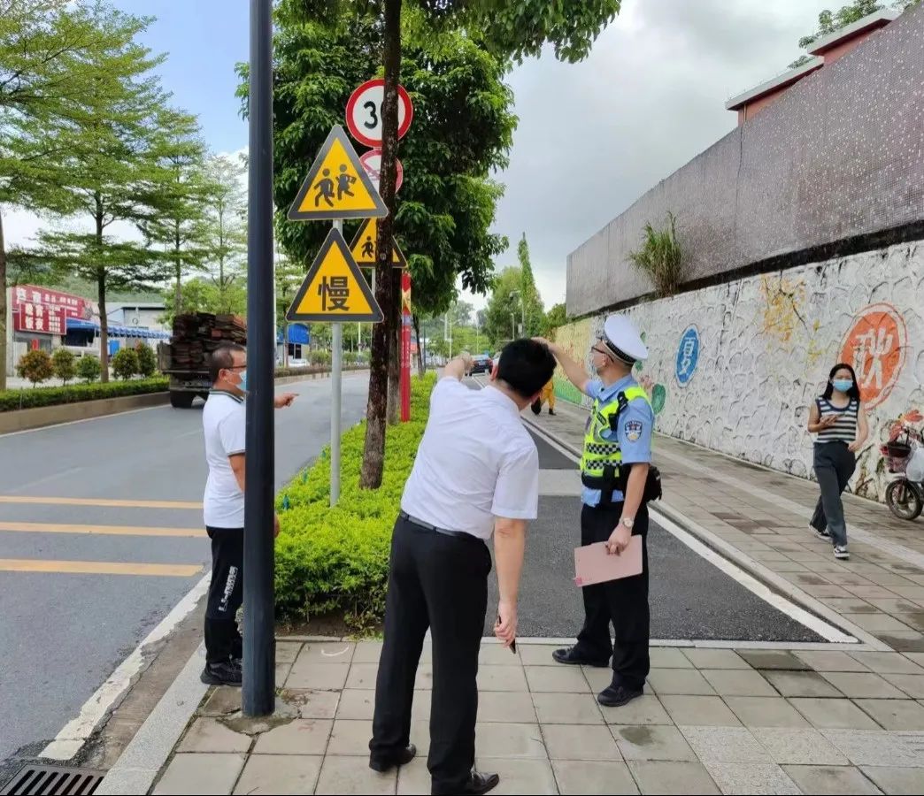 佛山交警為校車“體檢”迎開學！