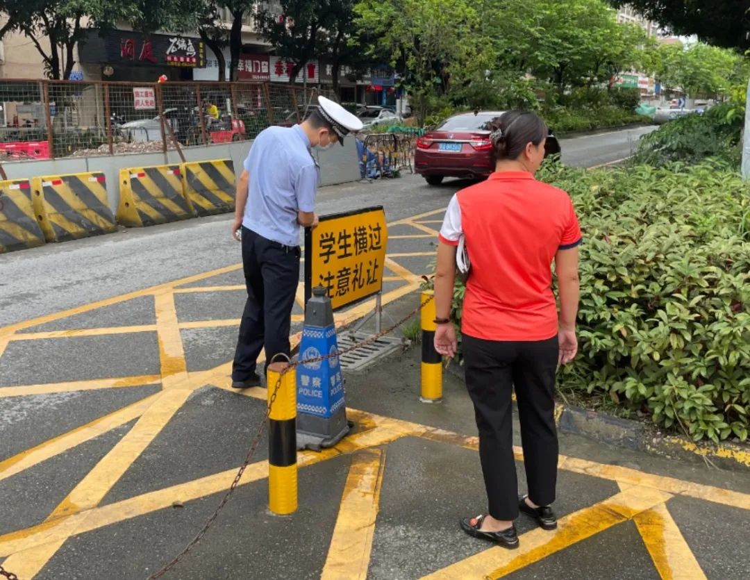 佛山交警為校車“體檢”迎開學！