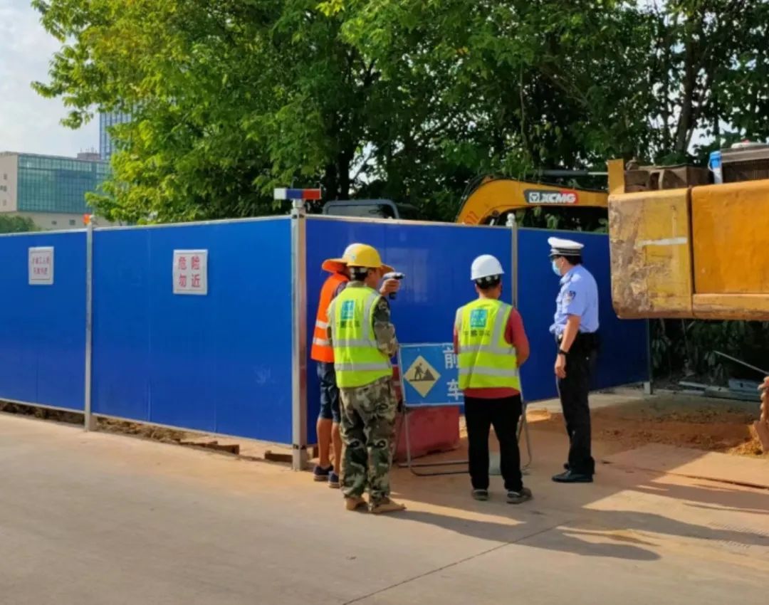 佛山交警為校車“體檢”迎開學！