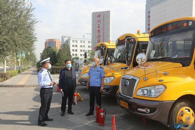 甘州公安交警：開學季走進校車公司開展安全宣講，筑牢學生平安上學路