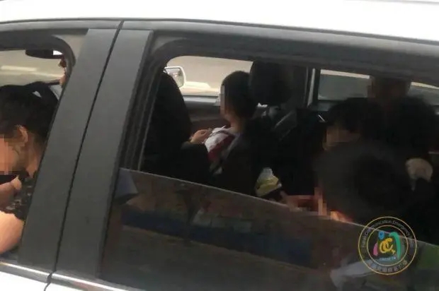 福建街頭這輛“黑校車”，栽了！