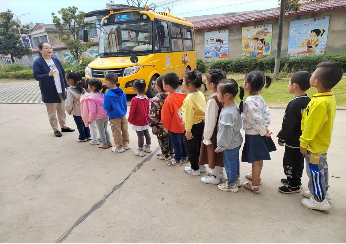 校車安全伴我行——安康鄉(xiāng)中心幼兒園校車安全應(yīng)急逃生演練活動(dòng)