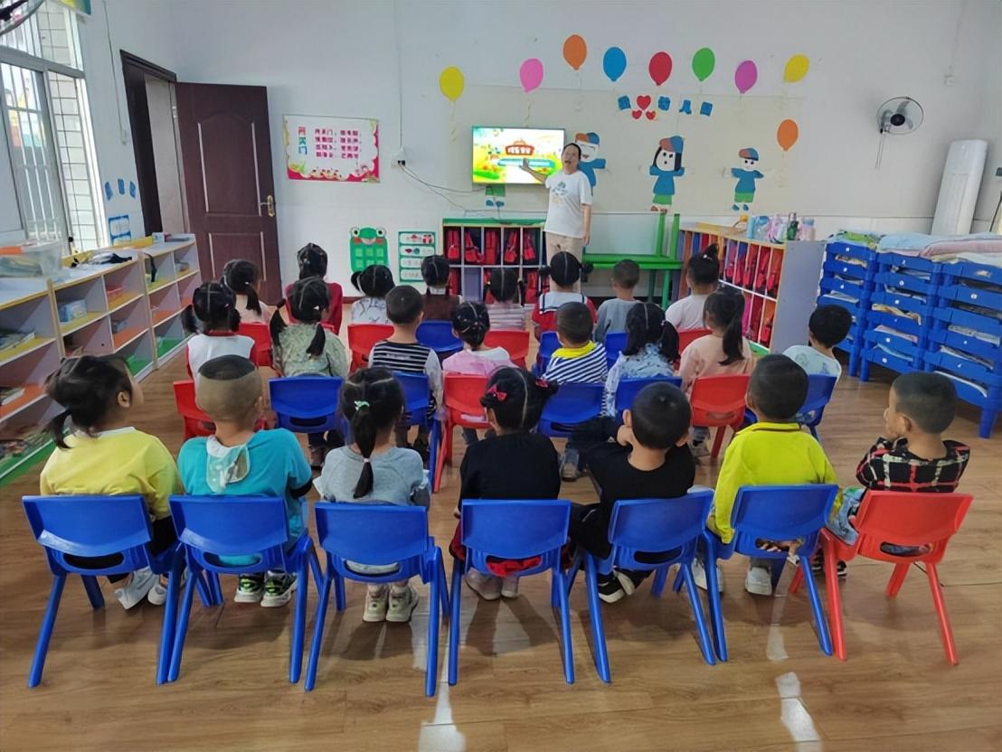 校車安全伴我行——安康鄉(xiāng)中心幼兒園校車安全應(yīng)急逃生演練活動(dòng)