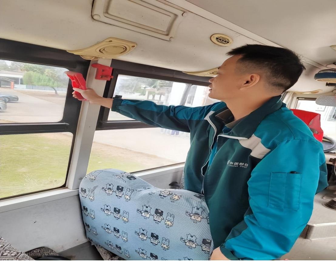 校車安全伴我行——安康鄉(xiāng)中心幼兒園校車安全應(yīng)急逃生演練活動(dòng)