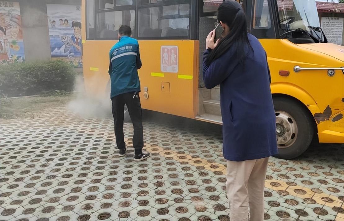 校車安全伴我行——安康鄉(xiāng)中心幼兒園校車安全應(yīng)急逃生演練活動(dòng)