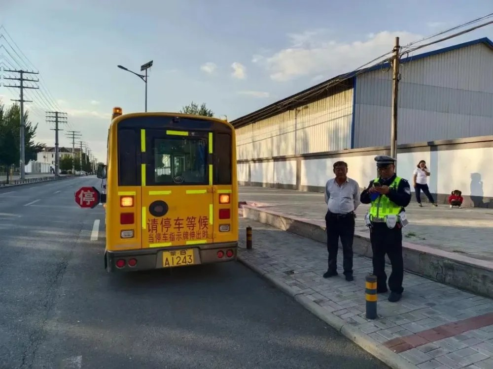 “無資質(zhì)”校車超員 交警“零容忍”