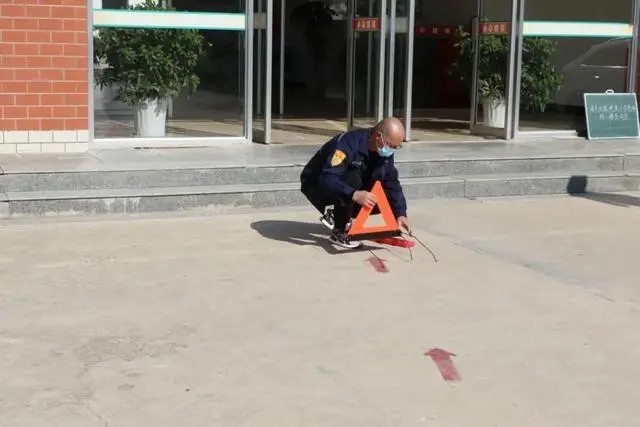 以練為戰(zhàn) 防患未然|棲霞交警開展校車安全演練活動(dòng) 以練為戰(zhàn) 防患未然|棲霞交警開展校車安全演練活動(dòng)