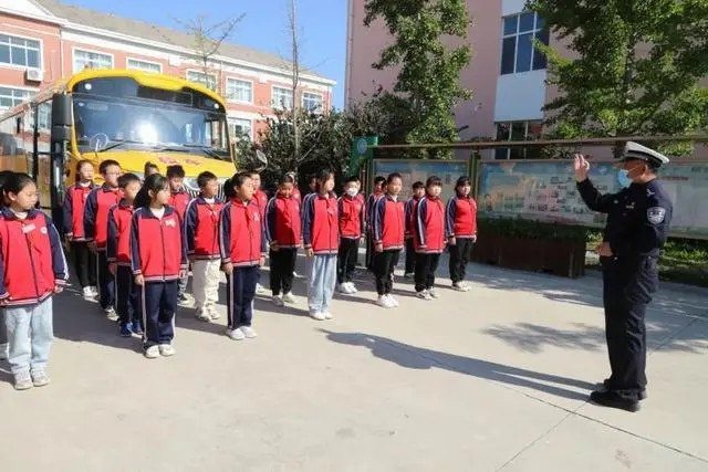 以練為戰(zhàn) 防患未然|棲霞交警開展校車安全演練活動(dòng) 以練為戰(zhàn) 防患未然|棲霞交警開展校車安全演練活動(dòng)