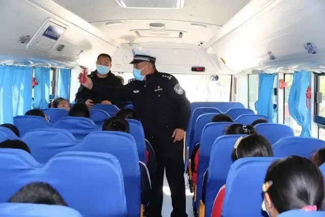 以練為戰(zhàn) 防患未然|棲霞交警開展校車安全演練活動(dòng) 以練為戰(zhàn) 防患未然|棲霞交警開展校車安全演練活動(dòng)