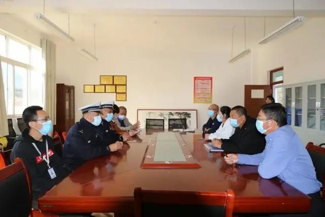 以練為戰(zhàn) 防患未然|棲霞交警開展校車安全演練活動(dòng) 以練為戰(zhàn) 防患未然|棲霞交警開展校車安全演練活動(dòng)