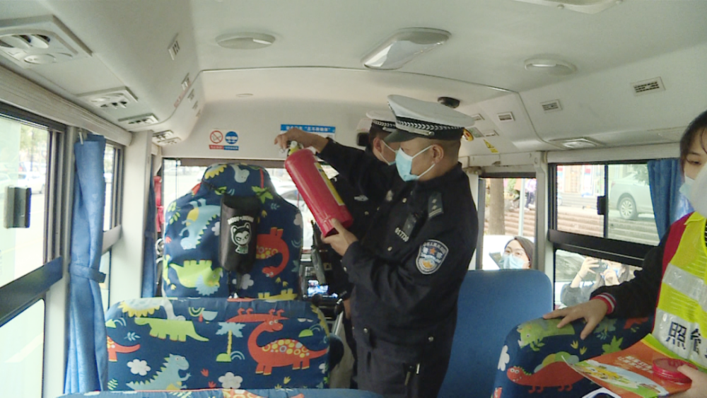 校車整治專項行動 為孩子撐起安全“保護傘” 校車整治專項行動 為孩子撐起安全“保護傘”