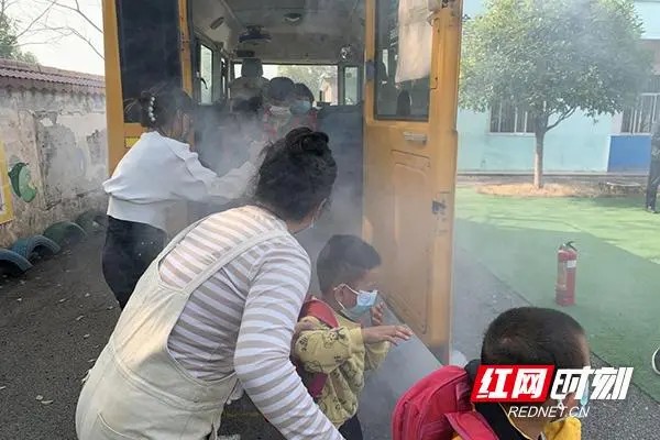 淥口區(qū)南洲鎮(zhèn)中心學(xué)校:加強(qiáng)校車演練 筑牢安全防線 淥口區(qū)南洲鎮(zhèn)中心學(xué)校:加強(qiáng)校車演練 筑牢安全防線