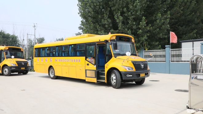 保障校車安全 護航孩子成長 保障校車安全 護航孩子成長