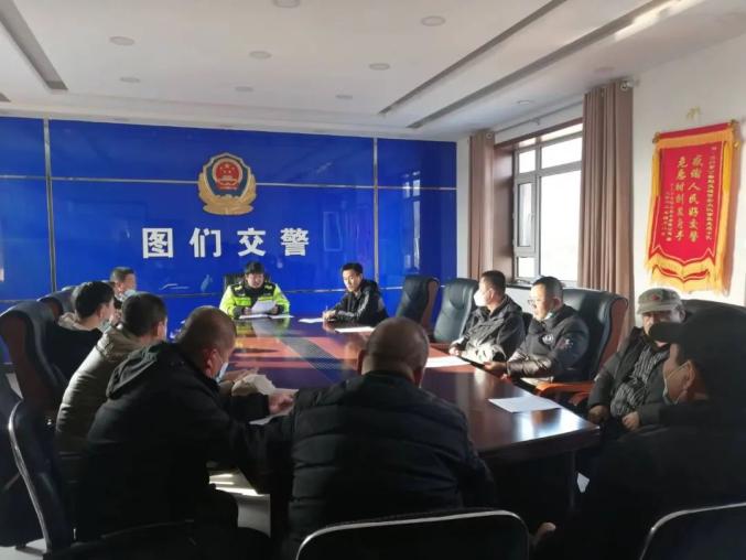 圖們公安交警開展校車駕駛員冬季交通安全教育培訓(xùn)/ 圖們公安交警開展校車駕駛員冬季交通安全教育培訓(xùn)