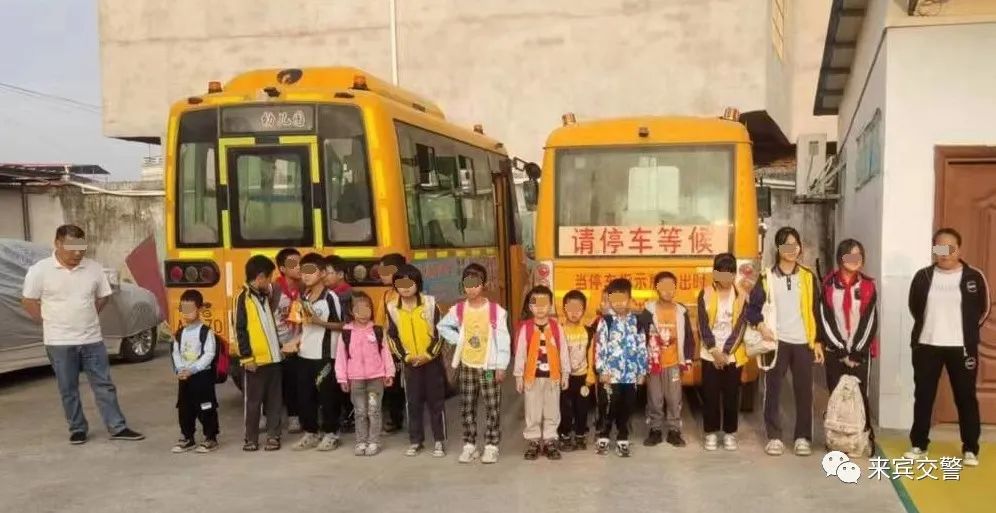 反面教材!校車司機超員,乘車小孩全都不系安全帶…… 反面教材!校車司機超員,乘車小孩全都不系安全帶……