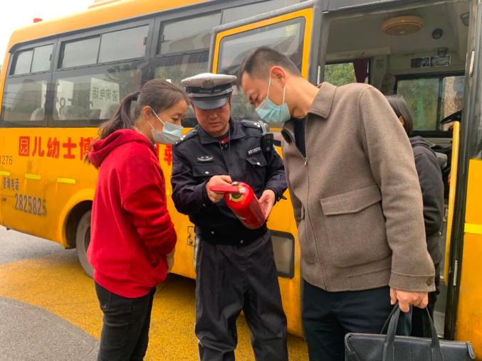 開展校車“體檢” 筑牢安全防線