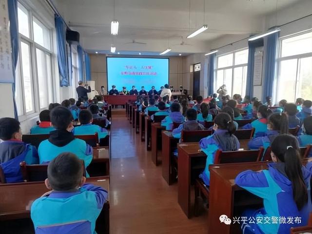 興平公安交警多種形式開展122“全國交通安全日”宣傳活動 興平公安交警多種形式開展122“全國交通安全日”宣傳活動