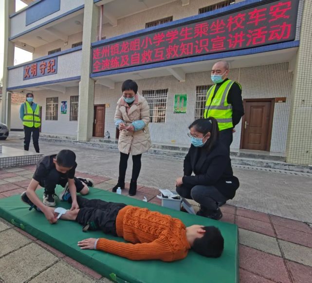 與愛同路·安全隨行|連州鎮龍咀小學開展校車應急逃生疏散演練活動 圖片