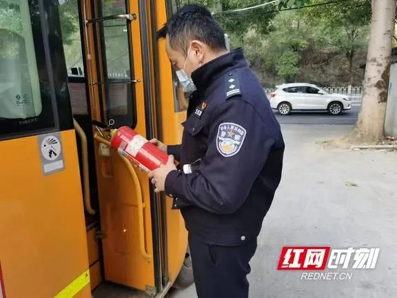 吉首交警開展校車安全檢查 筑牢平安上學路