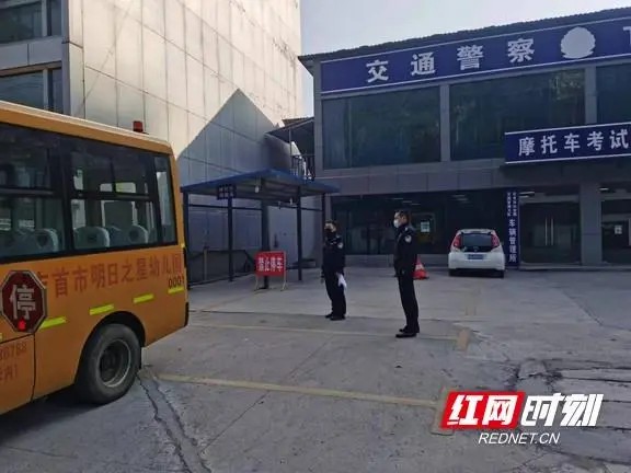 吉首交警開展校車安全檢查 筑牢平安上學路