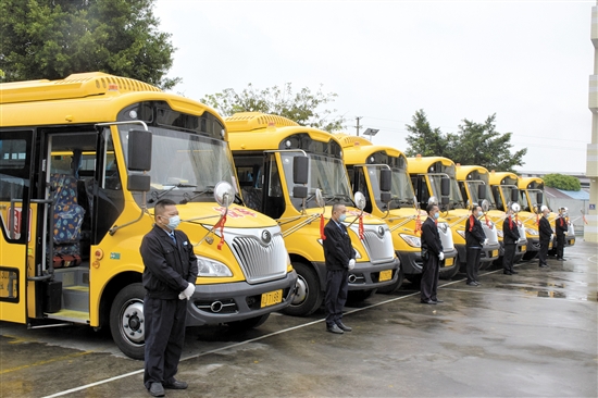 45輛專用校車今年春季投運 為3700多名農村娃提供接送服務 45輛專用校車今年春季投運 為3700多名農村娃提供接送服務