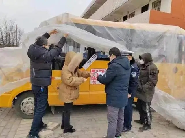 「平安春運 交警同行」白水公安交警聯(lián)合縣教育局封存校車 「平安春運 交警同行」白水公安交警聯(lián)合縣教育局封存校車