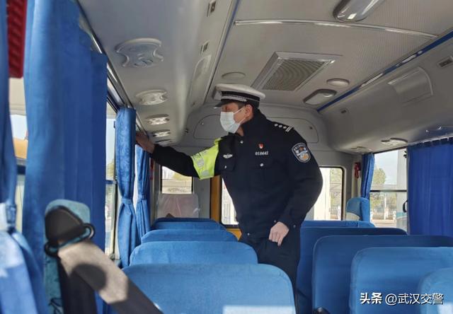 校車集中“體檢”保安全:武漢青山交警組織全區校車開展春季開學安全大檢查 校車集中“體檢”保安全:武漢青山交警組織全區校車開展春季開學安全大檢查