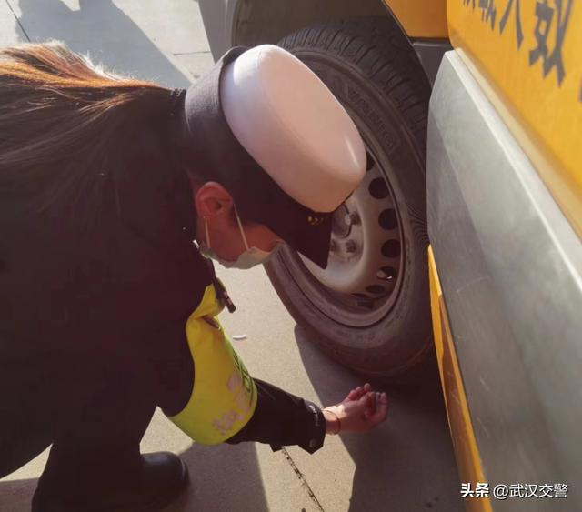 校車集中“體檢”保安全:武漢青山交警組織全區校車開展春季開學安全大檢查 校車集中“體檢”保安全:武漢青山交警組織全區校車開展春季開學安全大檢查