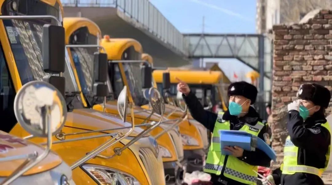 青城交警開展校車安全檢查/ 青城交警開展校車安全檢查