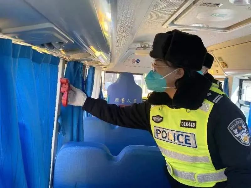 青城交警開展校車安全檢查/ 青城交警開展校車安全檢查