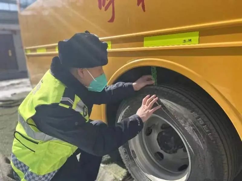 青城交警開展校車安全檢查/ 青城交警開展校車安全檢查