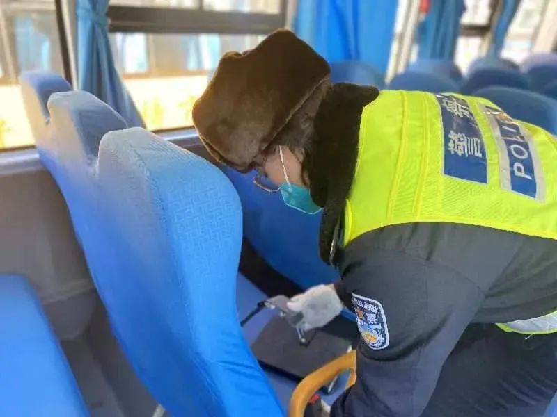 青城交警開展校車安全檢查/ 青城交警開展校車安全檢查