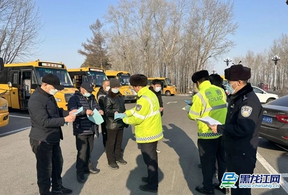 佳木斯市交警大隊開展校車專項檢查普法教育活動/ 佳木斯市交警大隊開展校車專項檢查普法教育活動