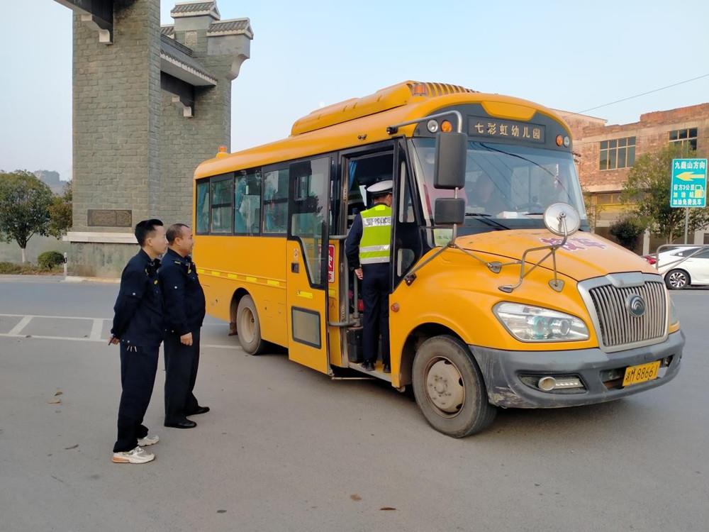 寧遠:守好校車“安全關” 構筑上學平安路 寧遠:守好校車“安全關” 構筑上學平安路