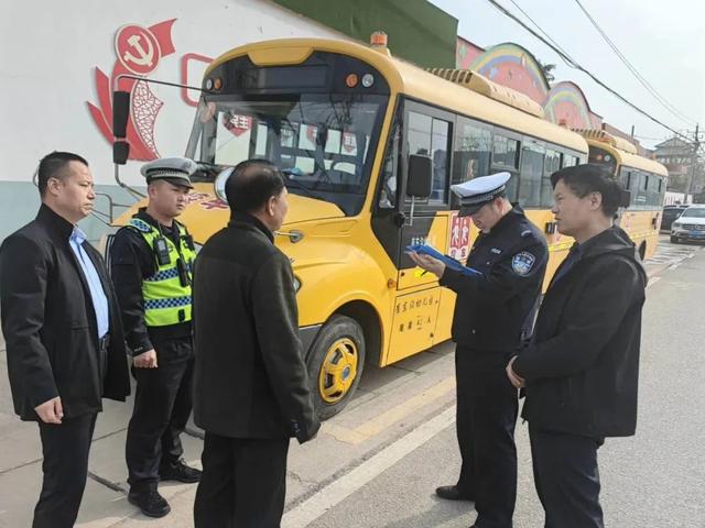 楊凌交警聯(lián)合多部門開展校車安全檢查/ 楊凌交警聯(lián)合多部門開展校車安全檢查