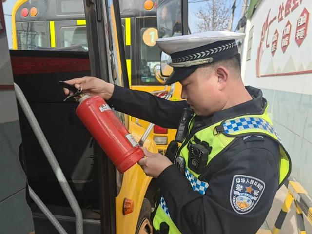 楊凌交警聯(lián)合多部門開展校車安全檢查/ 楊凌交警聯(lián)合多部門開展校車安全檢查