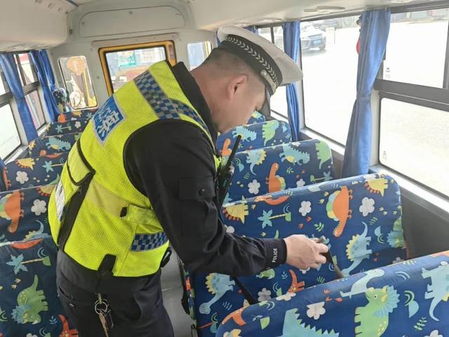 楊凌交警聯(lián)合多部門開展校車安全檢查/ 楊凌交警聯(lián)合多部門開展校車安全檢查